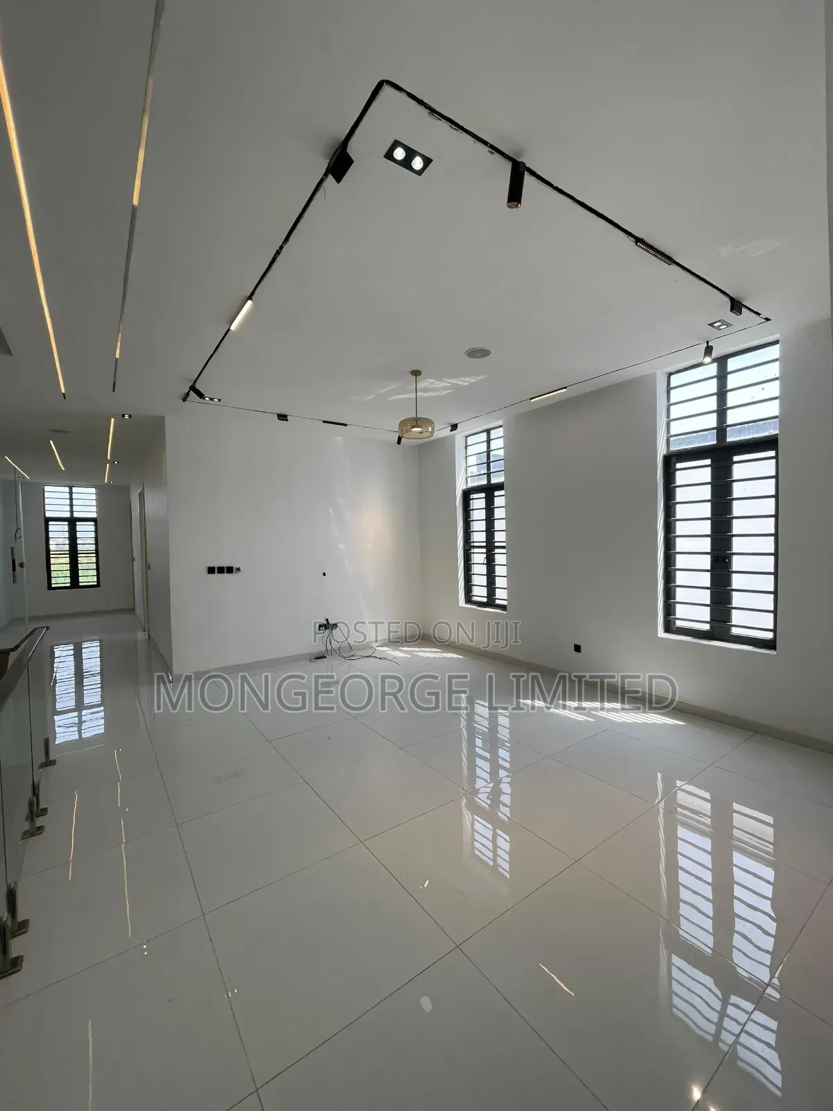 5bdrm Duplex in Chevron for sale