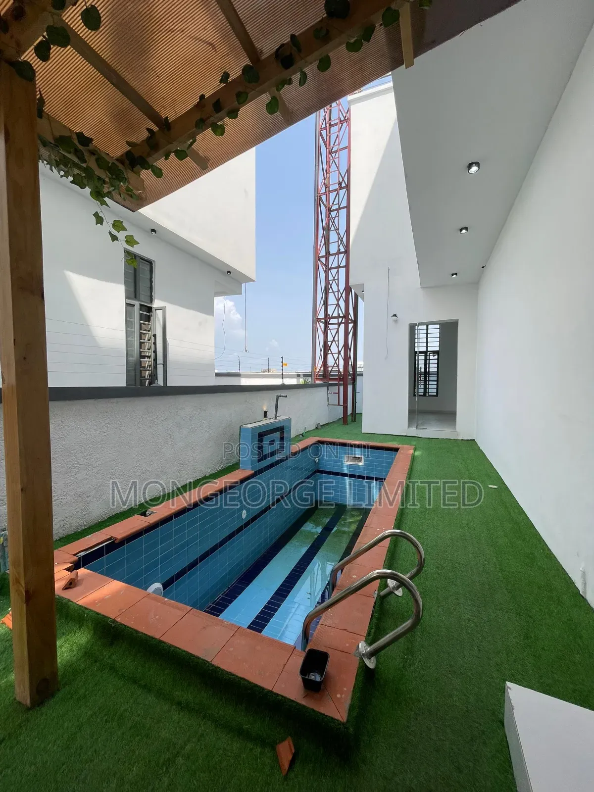 5bdrm Duplex in Chevron for sale