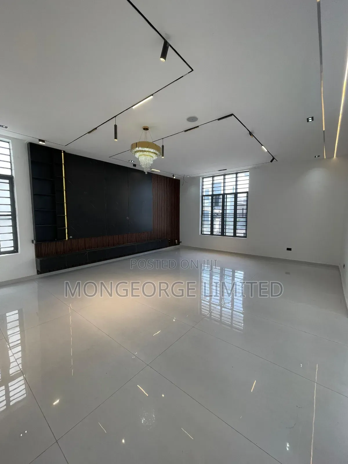 5bdrm Duplex in Chevron for sale