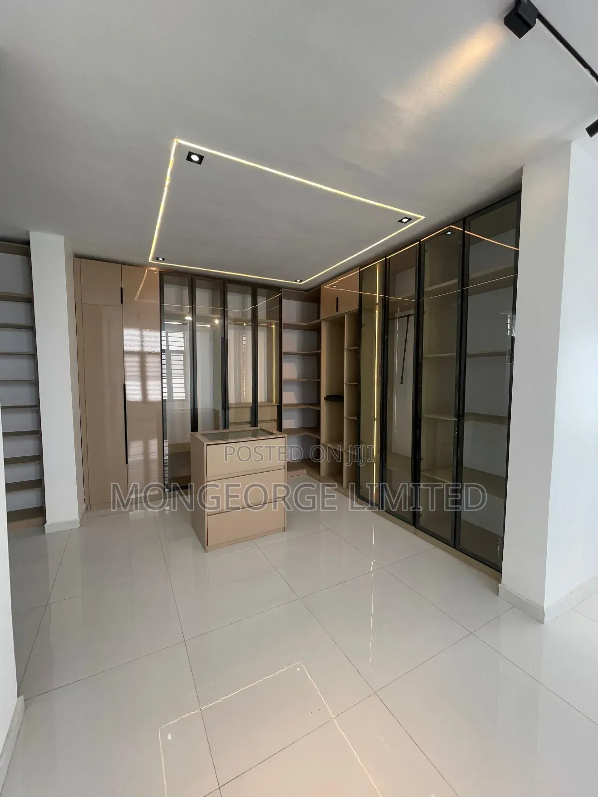 5bdrm Duplex in Chevron for sale