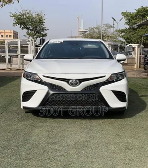 Toyota Camry SE (2.5L 4cyl 8A) 2019 White