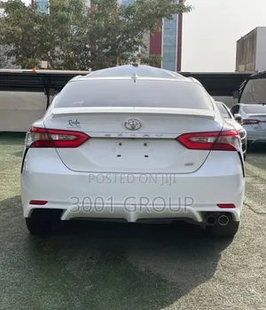 Toyota Camry SE (2.5L 4cyl 8A) 2019 White