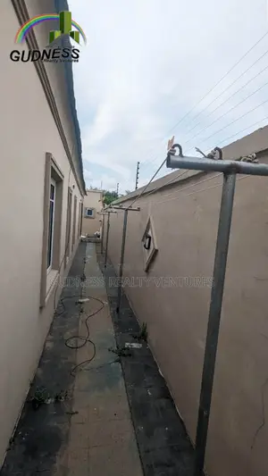 2bdrm Bungalow in Lekki Phase 2 for sale