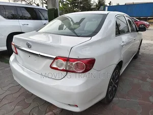 Toyota Corolla LE Special Edition 4dr Sedan (1.8L 4cyl 4A) 2013 White