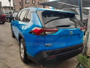 Toyota RAV4 XLE FWD 2019 Blue