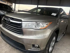 Toyota Highlander XLE V6 4x4 (3.5L 6cyl 6A) 2016 Gold