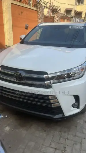 Toyota Highlander XLE 4x4 V6 (3.5L 6cyl 8A) 2018 White