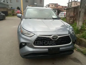 Toyota Highlander XLE 2021 Silver