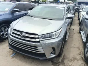 Toyota Highlander XLE V6 4x2 (3.5L 6cyl 6A) 2016 Gold