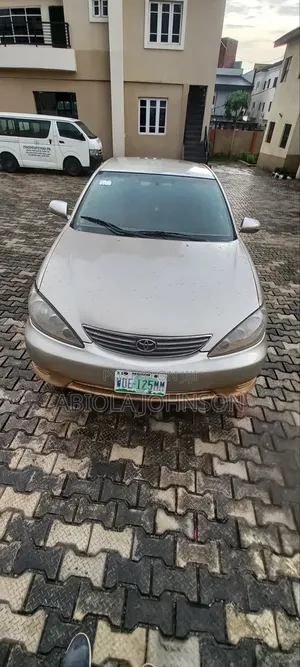 Toyota Camry LE 4dr Sedan (2.4L 4cyl 5A) 2005 Gold