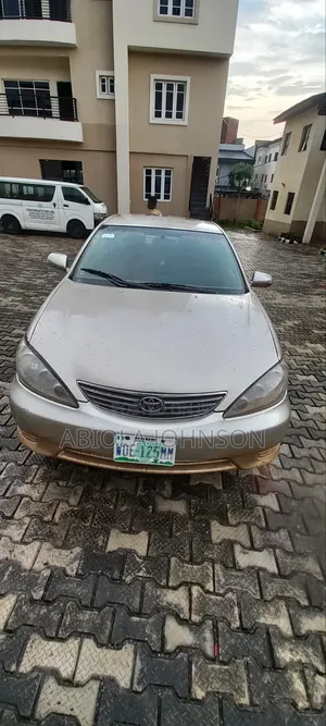 Toyota Camry LE 4dr Sedan (2.4L 4cyl 5A) 2005 Gold
