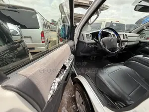 Toyota HiAce 2013 White
