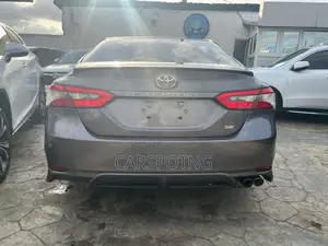 Toyota Camry SE FWD (2.5L 4cyl 8AM) 2018 Gray