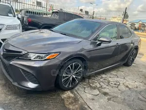 Toyota Camry SE FWD (2.5L 4cyl 8AM) 2018 Gray