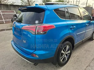 Toyota RAV4 XLE AWD (2.5L 4cyl 6A) 2016 Blue