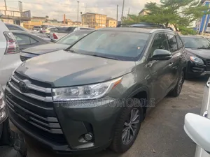 Toyota Highlander XLE 4x4 V6 (3.5L 6cyl 8A) 2017 Gray
