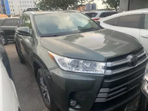 Toyota Highlander XLE 4x4 V6 (3.5L 6cyl 8A) 2017 Gray