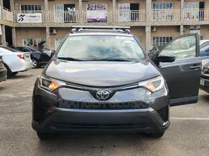 Toyota RAV4 LE 4dr SUV AWD (2.5L 4cyl 6A) 2018 Gray