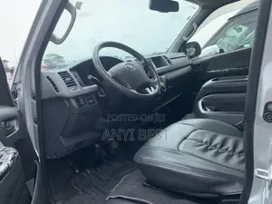Toyota HiAce 2014 Silver