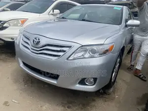 Toyota Camry XLE 4dr Sedan (2.5L 4cyl 6A) 2011 Silver