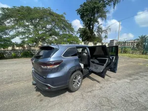 Toyota Highlander SE 4x2 V6 (3.5L 6cyl 8A) 2018 Blue