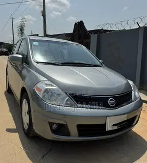 Nissan Versa 1.8 S Hatchback 2012 Gray