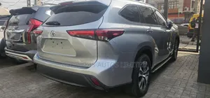 Toyota Highlander XLE 2022 Silver