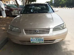 Toyota Camry LE 4dr Sedan (2.2L 4cyl 4A) 2000 Gold