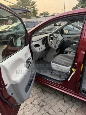 Toyota Sienna 2012 Red