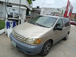 Toyota Sienna LE 2002 Gold