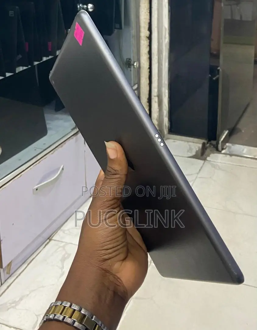 Apple iPad 9.7 64 GB Gray