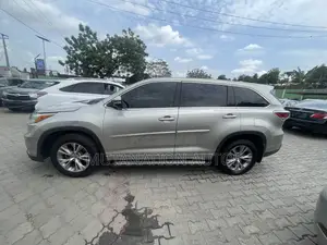 Toyota Highlander LE Plus V6 4x4 (3.5L 6cyl 6A) 2016 Gold