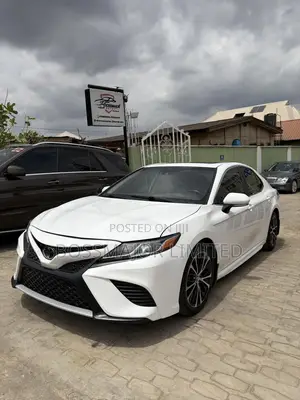 Toyota Camry SE (2.5L 4cyl 8A) 2019 White