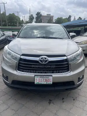 Toyota Highlander LE Plus V6 4x4 (3.5L 6cyl 6A) 2016 Gold