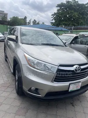 Toyota Highlander LE Plus V6 4x4 (3.5L 6cyl 6A) 2016 Gold