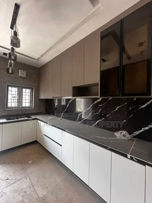 4bdrm Townhouse / Terrace in Diplomatic City Zone, Katampe Extension