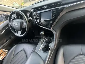Toyota Camry SE FWD (2.5L 4cyl 8AM) 2018 Black