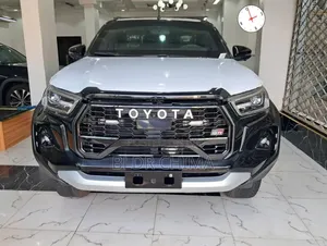 New Toyota Hilux 2025 Black