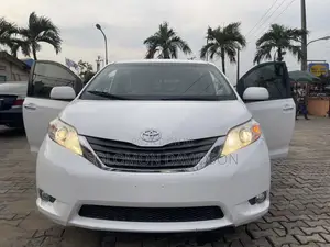 Toyota Sienna XLE 8 Passenger 2011 White
