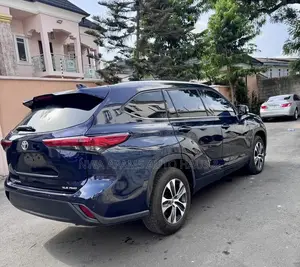 Toyota Highlander XLE 2021 Blue