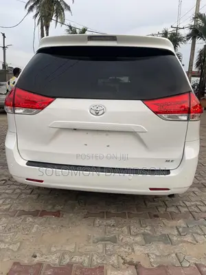 Toyota Sienna XLE 8 Passenger 2011 White