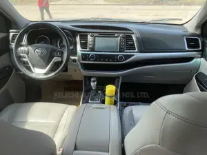 Toyota Highlander LE Plus 4dr SUV (3.5L 6cyl 6A) 2015 Gray