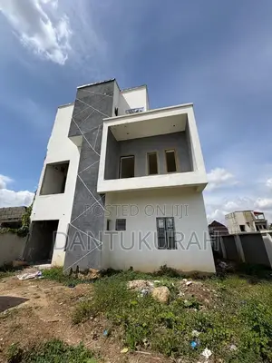 5bdrm Duplex in Ochacho, Karmo for sale