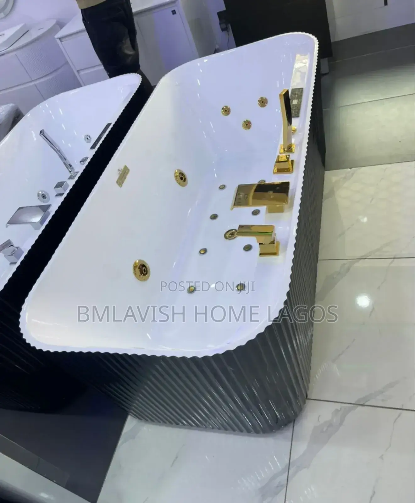 Single Acrylic Jacuzzi With Gold Accessories