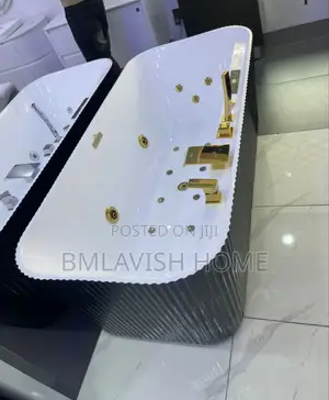 Single Acrylic Jacuzzi With Gold Accessories