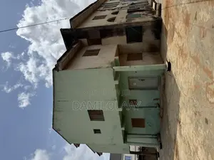 3bdrm Block of Flats in Unique Estata Baruwa for sale