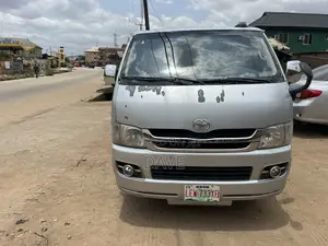 Toyota HiAce 2000 Silver