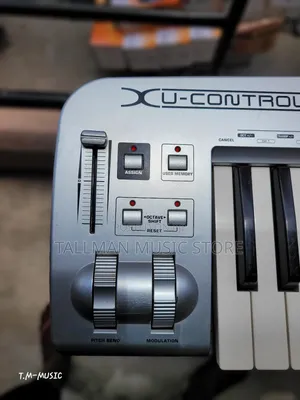 Behringer Umx61 Midi Keyboard