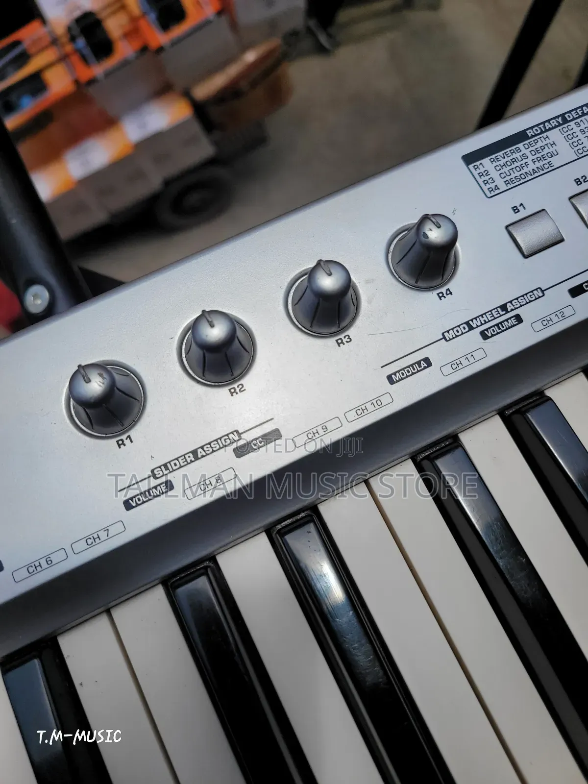 Behringer Umx61 Midi Keyboard