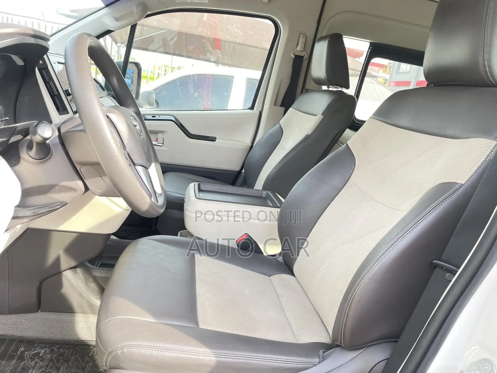 Toyota HiAce 2022 White